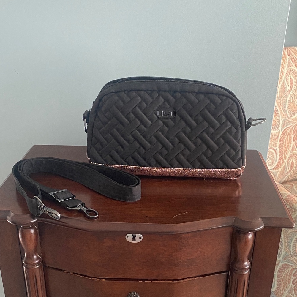 Lug black crossbody 
punter 
Black Crossbody Bag with rose gold base